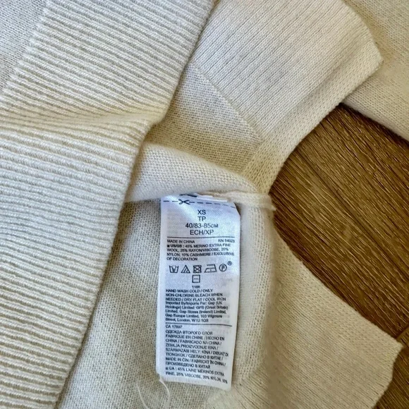 Banana Republic Cream wool cashmere Sweater - Picture 4 of 8
